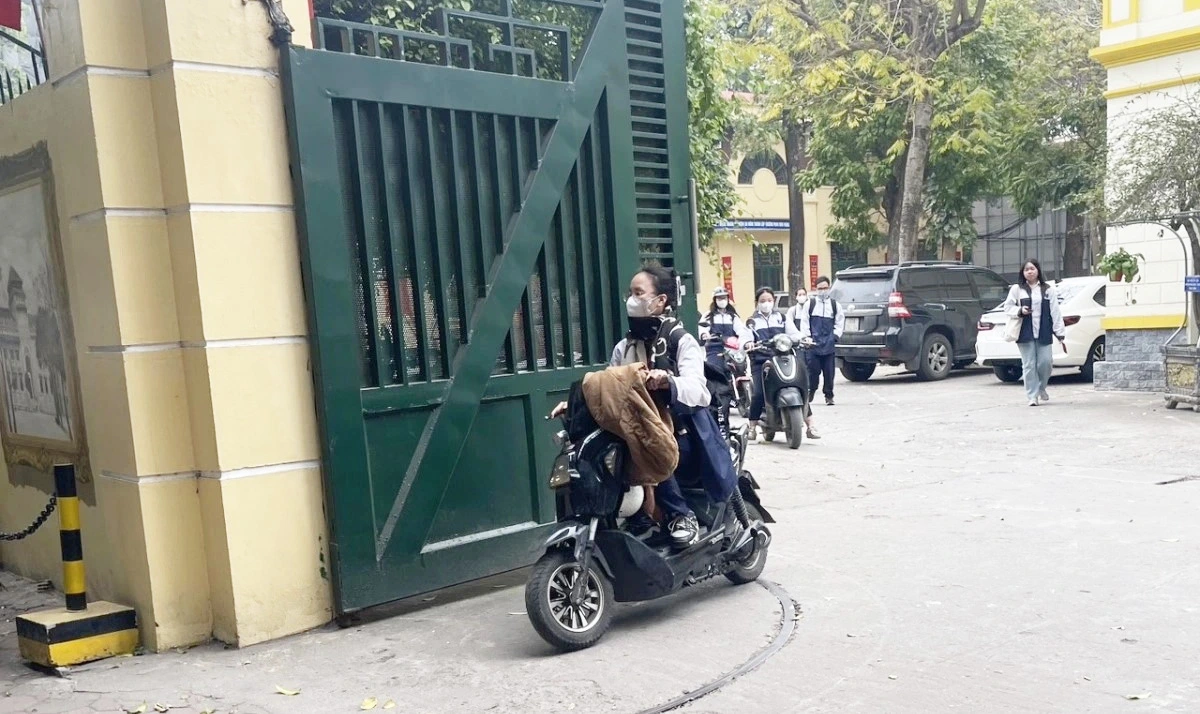 Rất nhiều gia đình cố tình giao xe máy điện cho học sinh dưới 16 tuổi-1