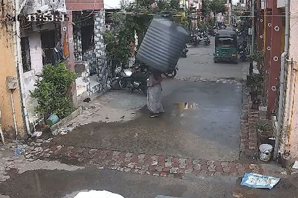 Đang đứng chờ mua thuốc, người dân bị trần bệnh viện rơi trúng-2