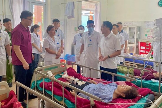Vụ tai nạn xe khách ở Điện Biên: Huy động hàng chục bác sĩ cấp cứu nạn nhân