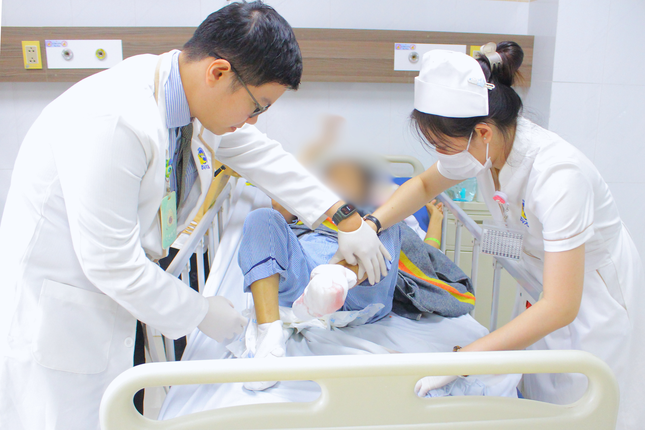 Người phụ nữ phải cắt bỏ hết các ngón chân vì ngâm chân vào... nước sôi-1