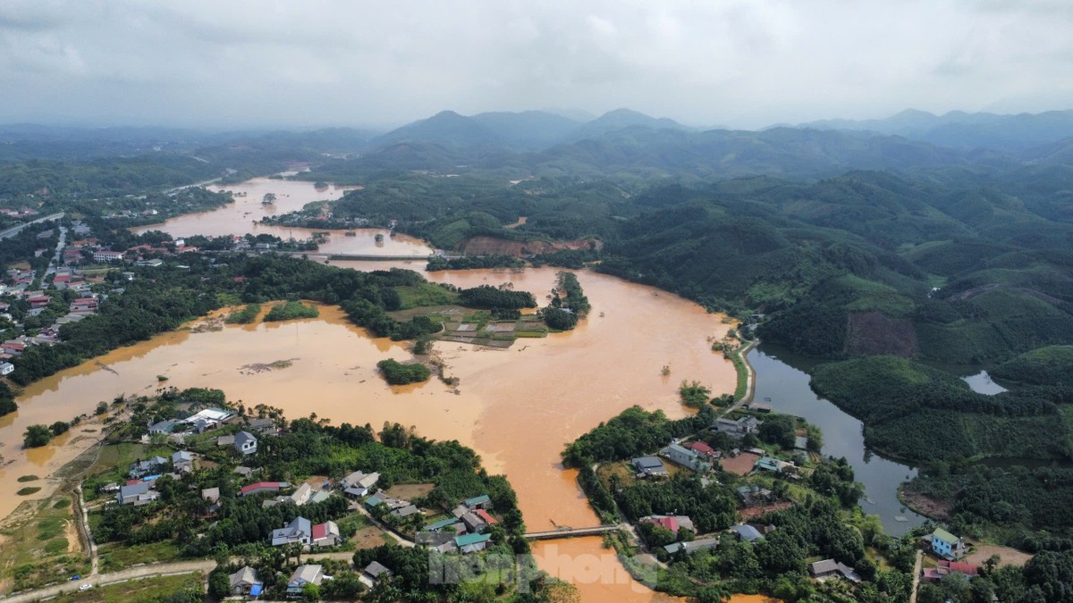 Mưa lớn gây ngập sâu, hàng trăm hộ dân Yên Bái bị cô lập-1