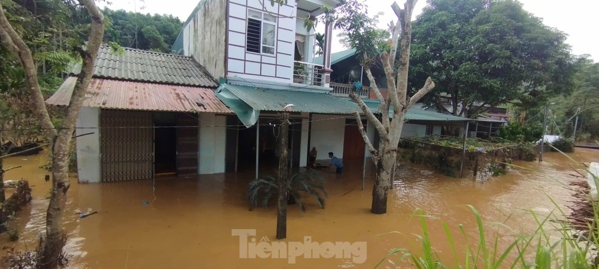 Mưa lớn gây ngập sâu, hàng trăm hộ dân Yên Bái bị cô lập-6