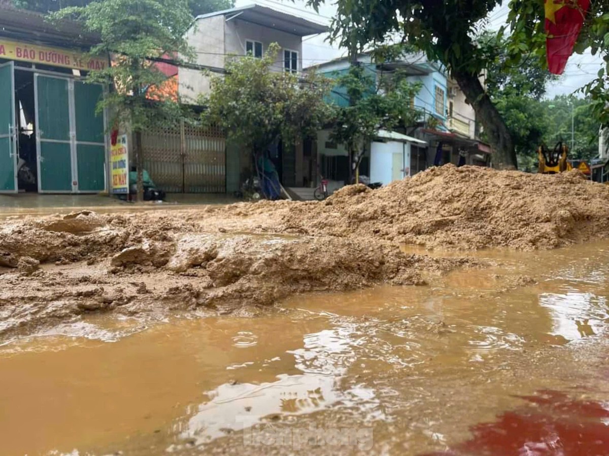 Mưa lớn gây ngập sâu, hàng trăm hộ dân Yên Bái bị cô lập-8