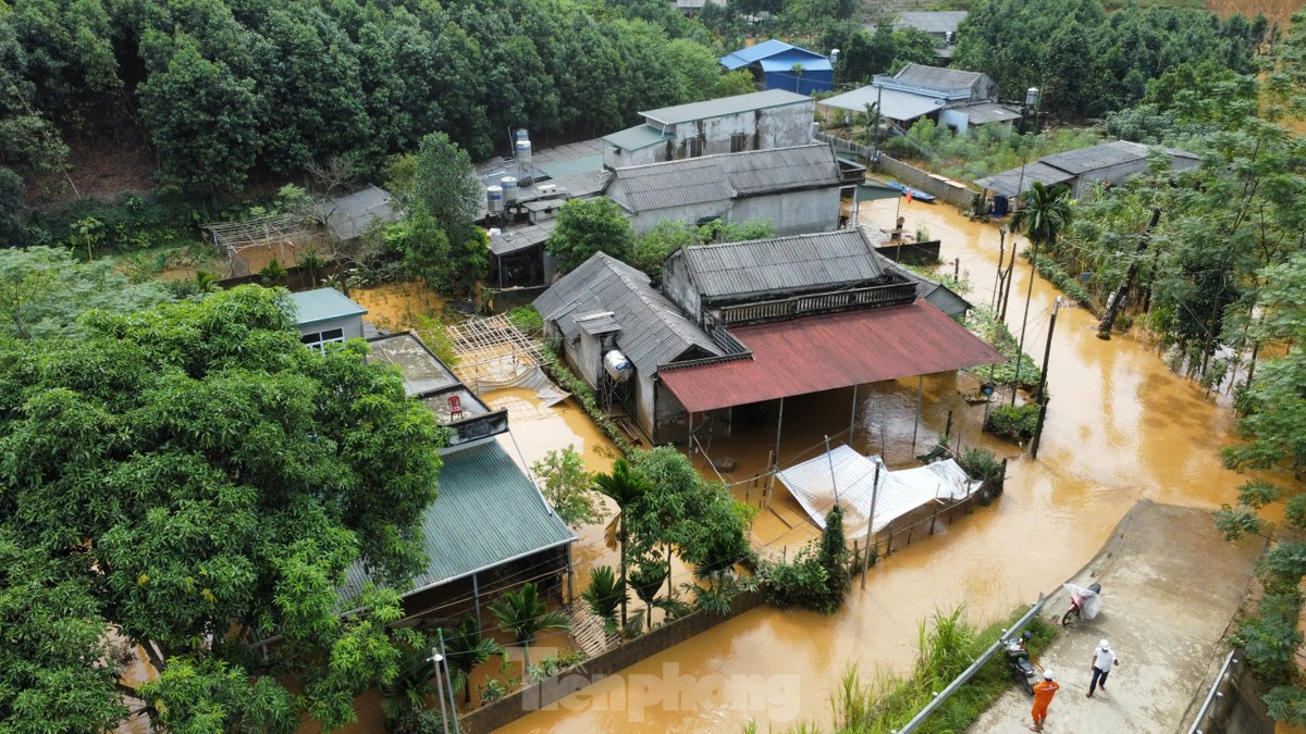 Mưa lớn gây ngập sâu, hàng trăm hộ dân Yên Bái bị cô lập-4