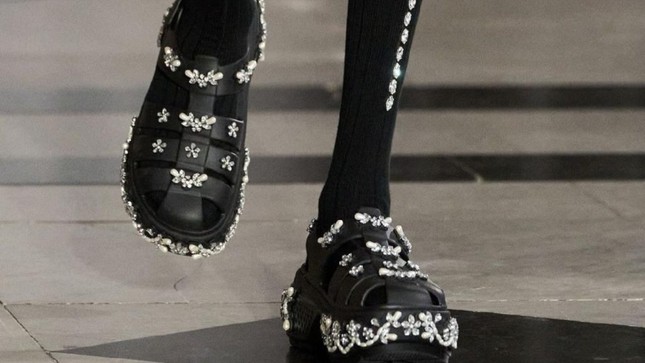 Những xu hướng giày đặc sắc nhất Tuần lễ thời trang 2025, có lạ và cũng có quen-4