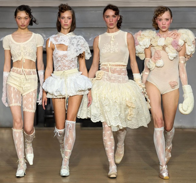 Những xu hướng giày đặc sắc nhất Tuần lễ thời trang 2025, có lạ và cũng có quen-5