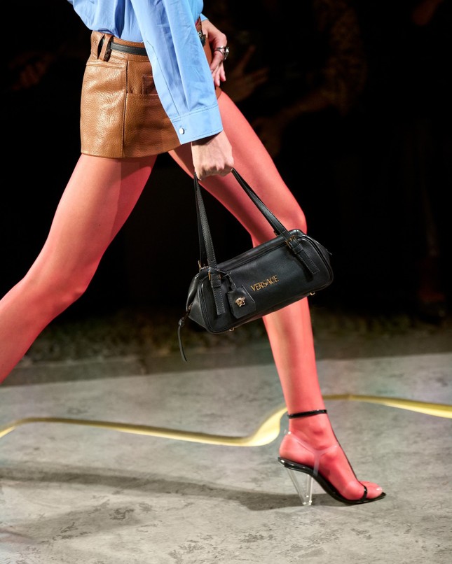 Những xu hướng giày đặc sắc nhất Tuần lễ thời trang 2025, có lạ và cũng có quen-7