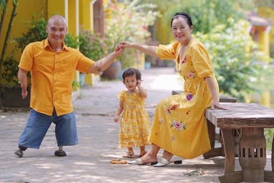 Tình yêu cổ tích của 'kình ngư không chân' và NTK áo dài