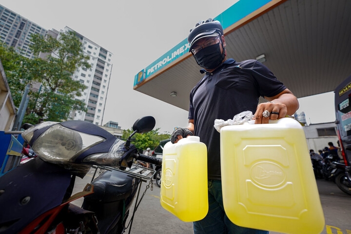 Có nên dự trữ bình xăng dầu trên xe ô tô khi đi xa?-1