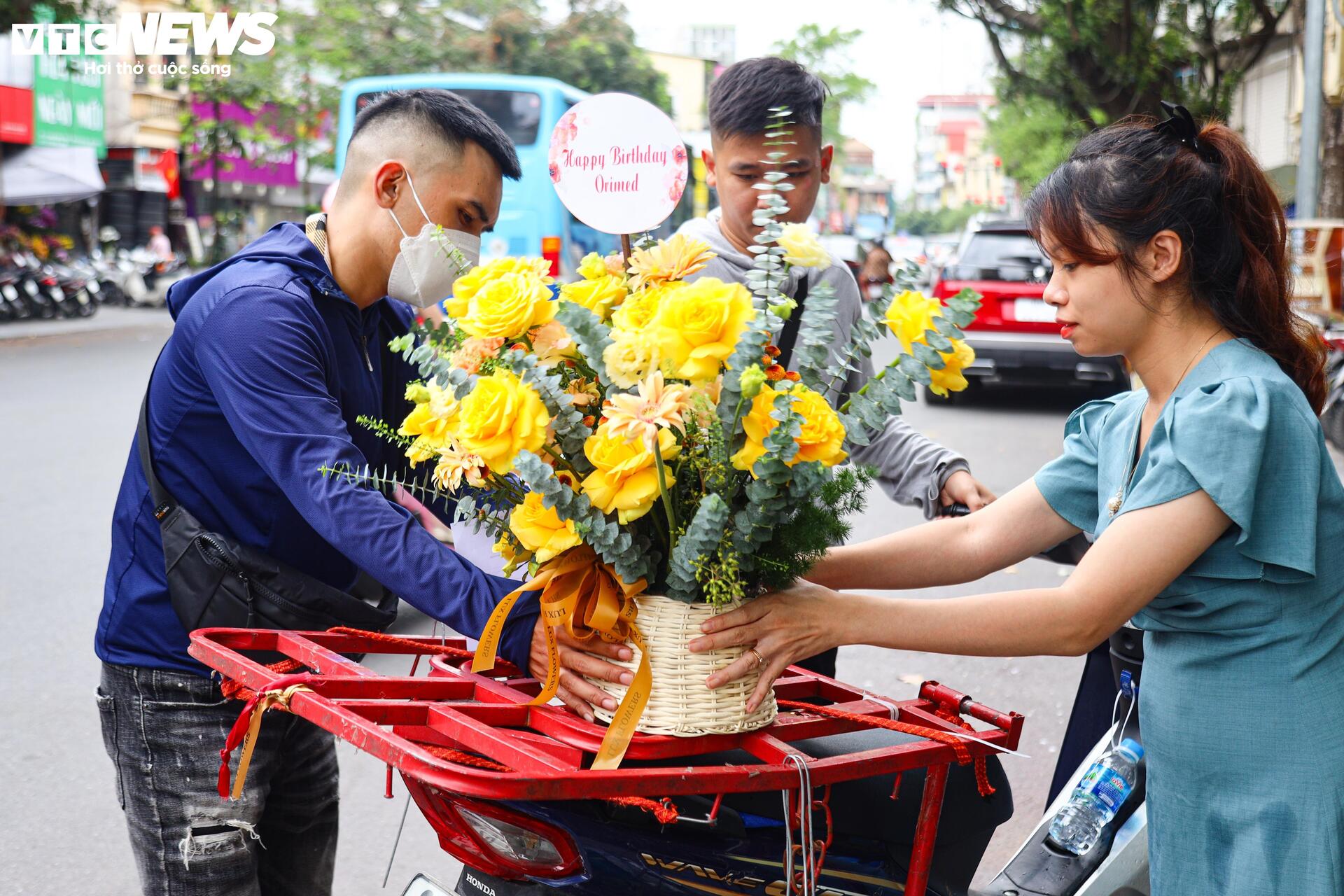 Gần 1 triệu đồng/bông, hoa lạ vẫn hút khách dịp 20/10-18