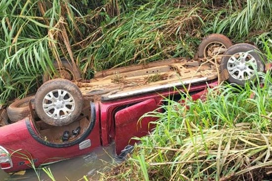 Xe bán tải lật xuống mương làm 3 người tử vong