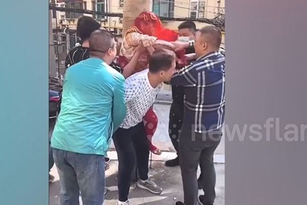 Clip: Tự chế bè qua sông, 20 người đi dự đám tang rơi xuống nước-2