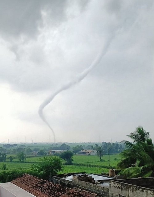 Lốc xoáy lạ trông như con rắn trườn từ trên trời xuống ở Ấn Độ là hiện tượng gì?-1