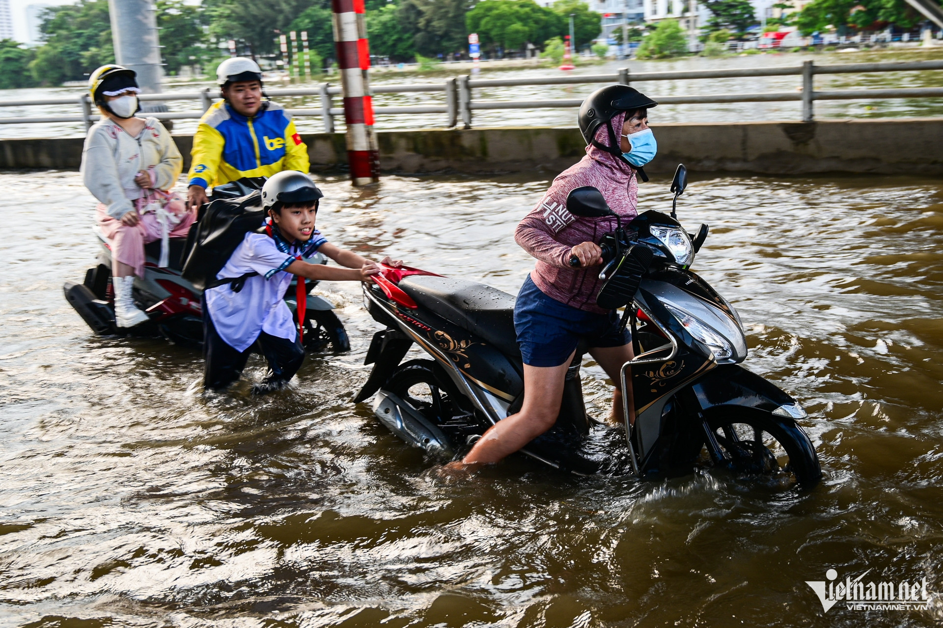 Triều cường lên đỉnh, người dân chật vật lội nước về nhà, nấu cơm bằng bếp dầu-4