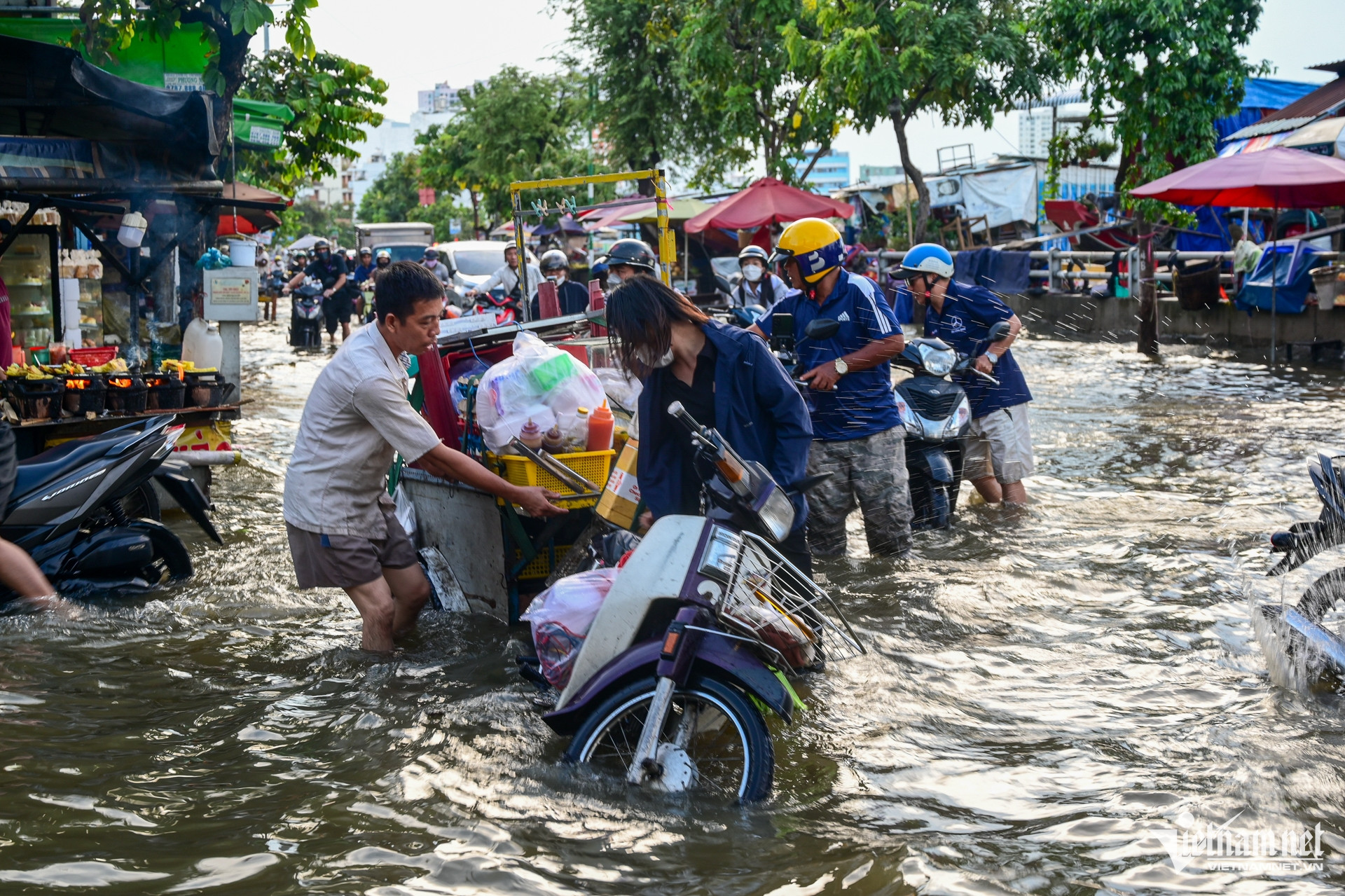 Triều cường lên đỉnh, người dân chật vật lội nước về nhà, nấu cơm bằng bếp dầu-6