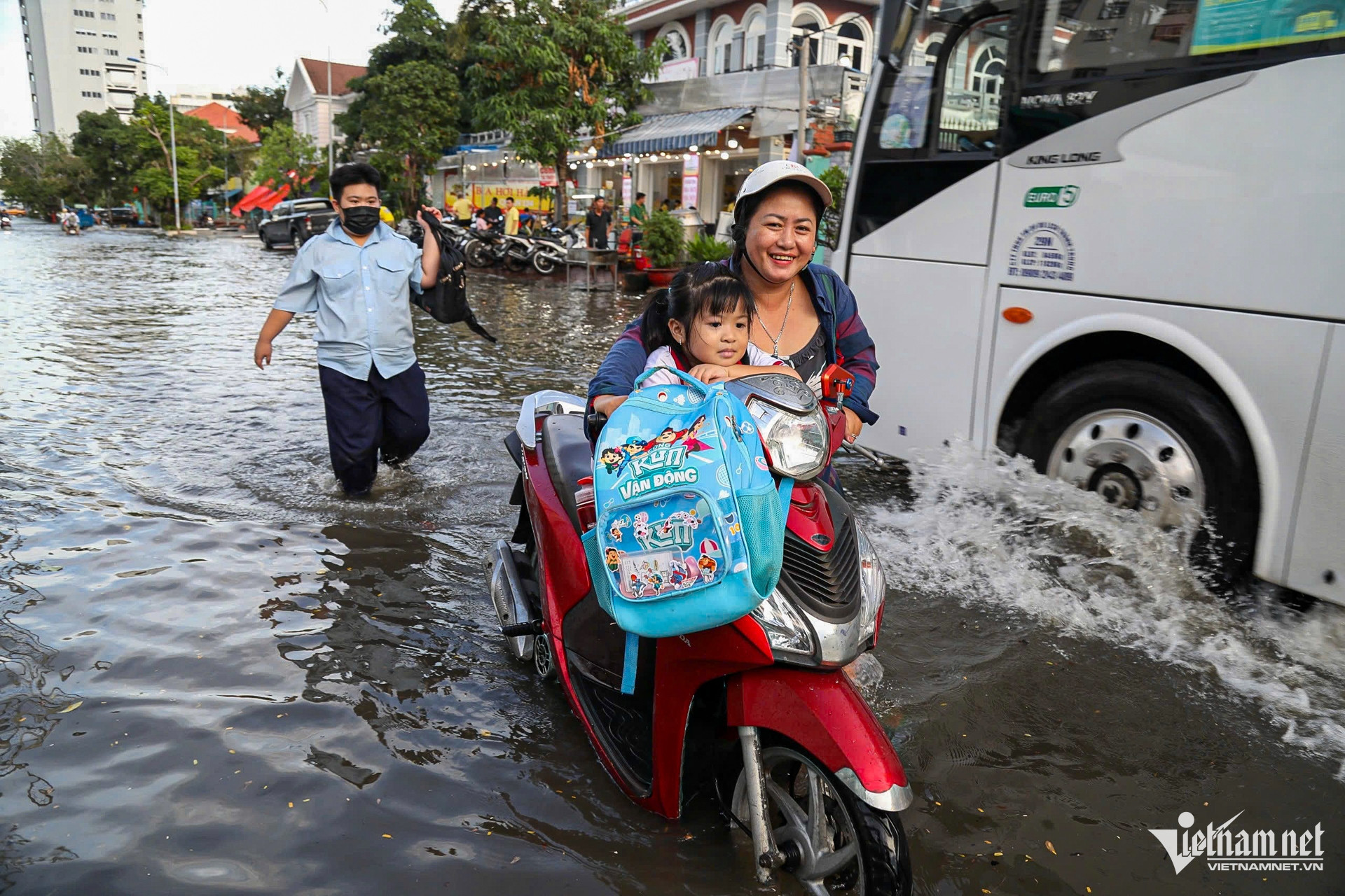 Triều cường lên đỉnh, người dân chật vật lội nước về nhà, nấu cơm bằng bếp dầu-8