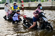 Triều cường lên đỉnh, người dân chật vật lội nước về nhà, nấu cơm bằng bếp dầu