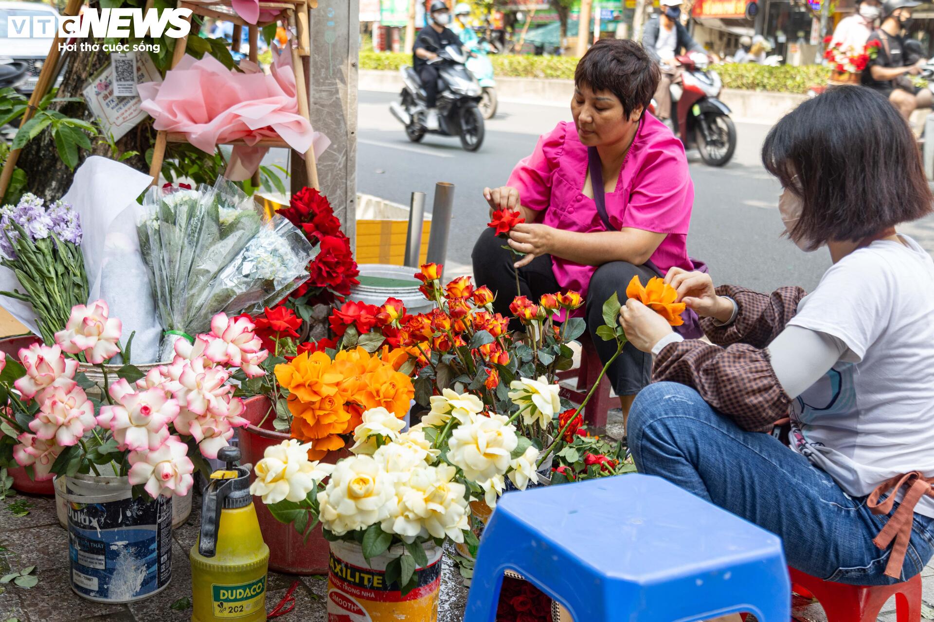 Giá hoa 20/10 tăng mạnh, người bán không kịp ngơi tay-4