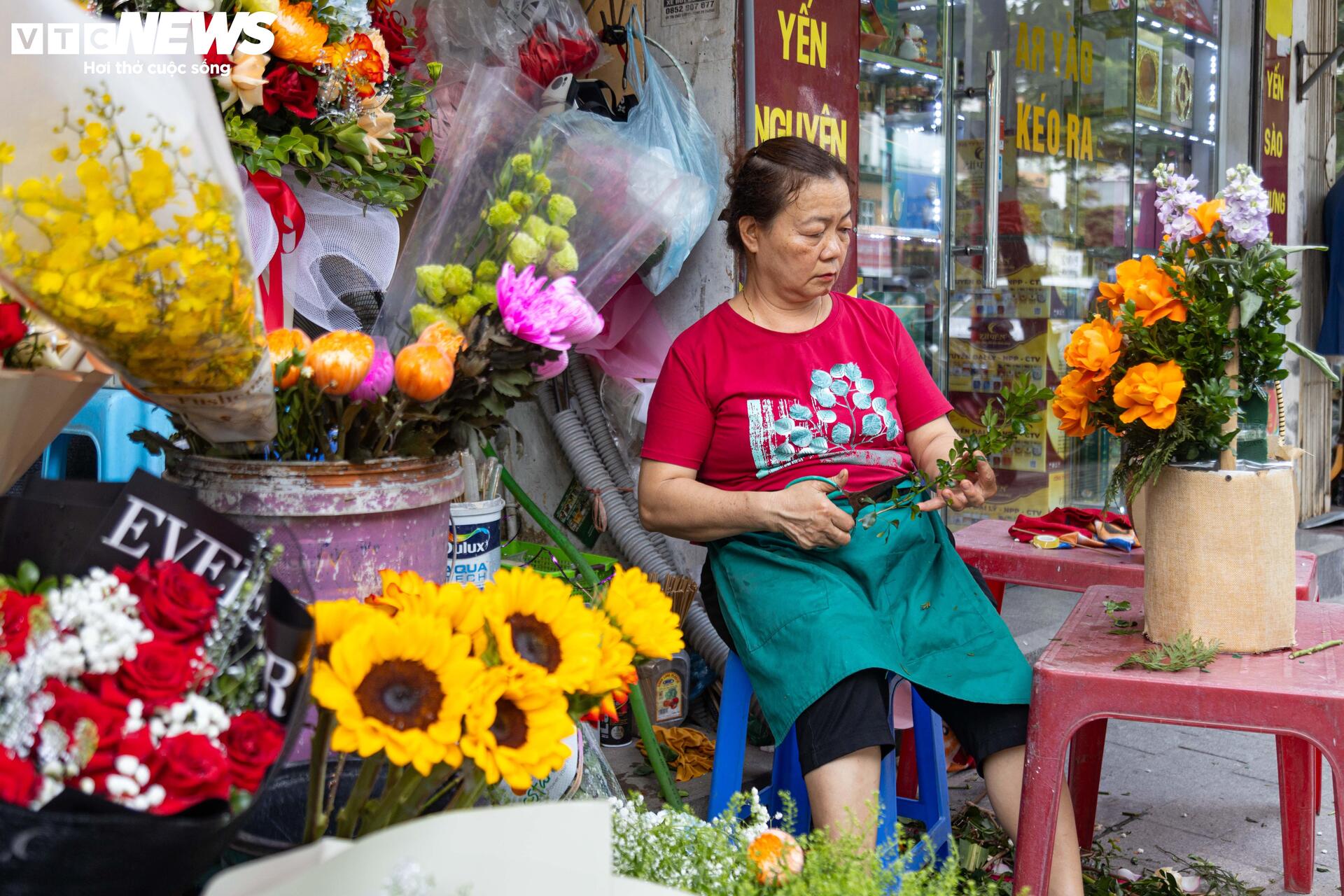 Giá hoa 20/10 tăng mạnh, người bán không kịp ngơi tay-3