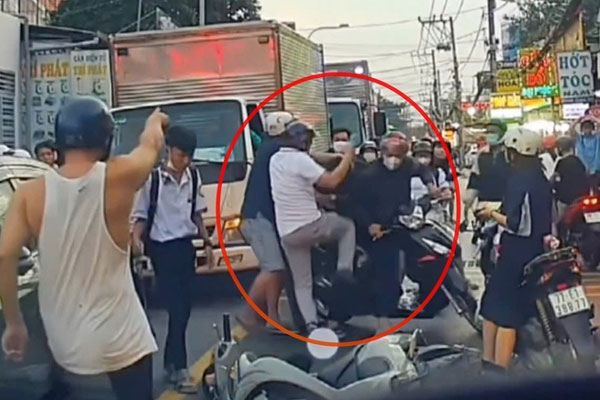 Điều tra vụ 4 người cầm dao, kéo hành hung tài xế taxi ở Bệnh viện Thủ Đức-3