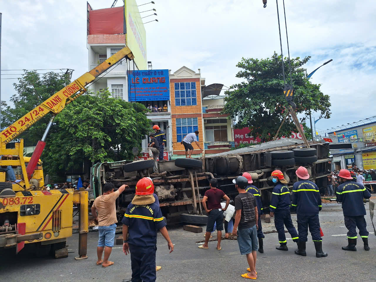 Lật xe chở gỗ dăm, 3 người đi đường bị đè tử vong ở Bình Định-2