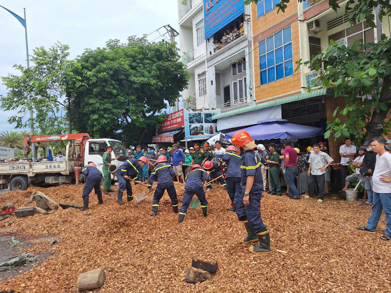 Lật xe chở gỗ dăm, 3 người đi đường bị đè tử vong ở Bình Định-5