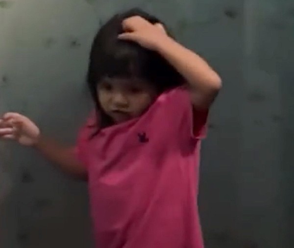 Bé gái ở Thái Lan đứng trò chuyện với người vô hình”, bị kéo giật tay suýt ngã-1