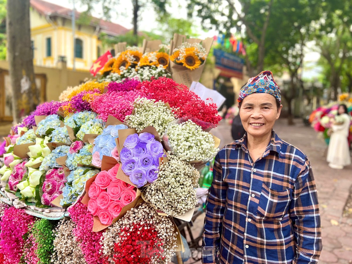 Những bó cúc hoạ mi sống sót sau mưa lũ khoe sắc giữa phố phường Thủ đô-1