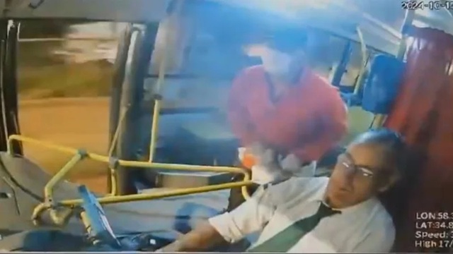 Nghi vợ ngoại tình, người đàn ông rút dao đâm tài xế xe buýt tử vong-1