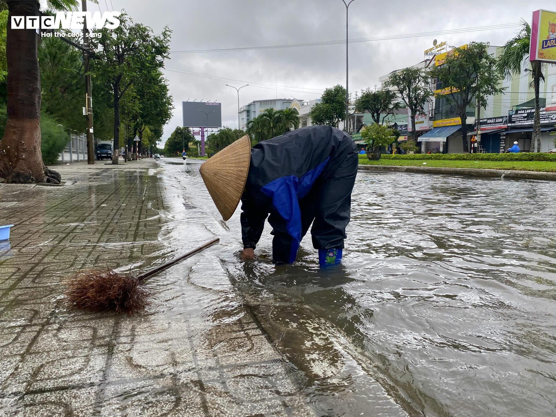 Mưa trắng trời, nhiều tuyến đường ở TP Tam Kỳ chìm trong biển nước-6