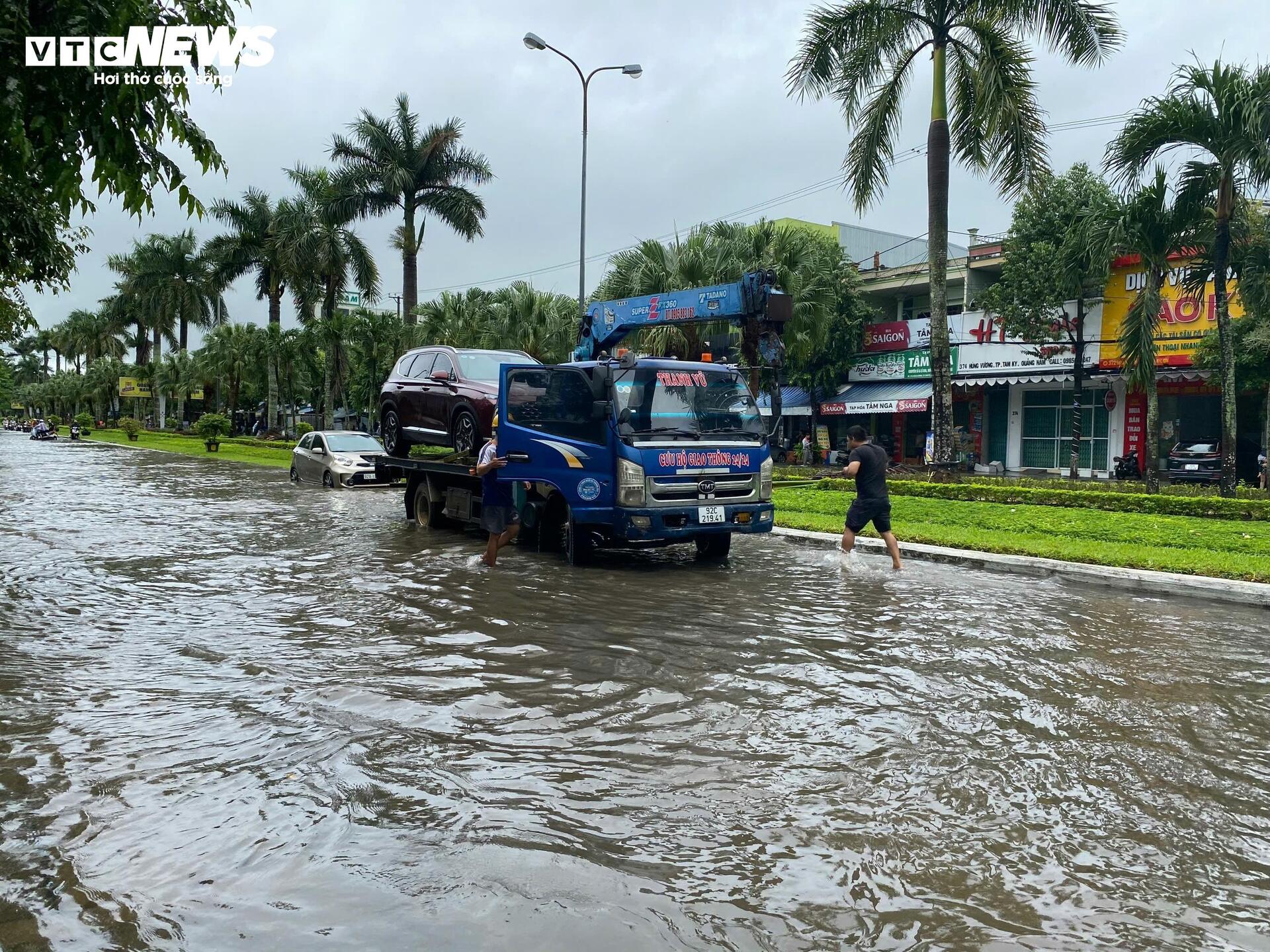 Mưa trắng trời, nhiều tuyến đường ở TP Tam Kỳ chìm trong biển nước-5