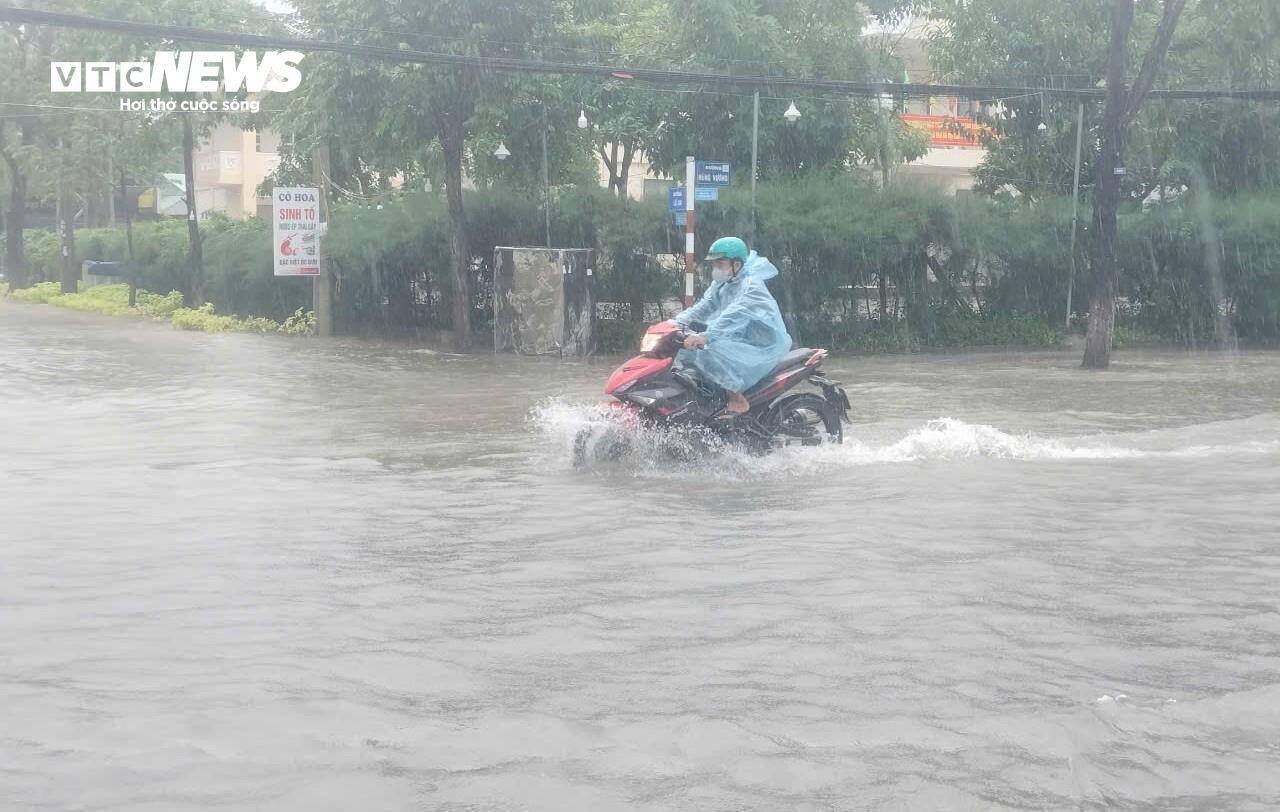 Mưa trắng trời, nhiều tuyến đường ở TP Tam Kỳ chìm trong biển nước-1