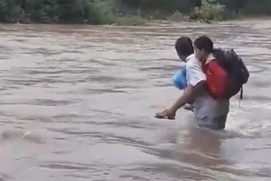 CLIP: Thót tim cảnh người đàn ông cõng con nhỏ đi giữa nước lũ chảy xiết