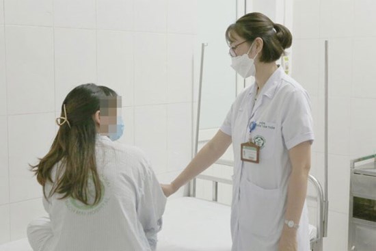 Cô gái 19 tuổi nhập viện tâm thần vì chứng vui vẻ quá mức