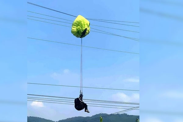 Người đàn ông nhảy dù mắc vào dây điện, treo lơ lửng hơn 1 giờ-2