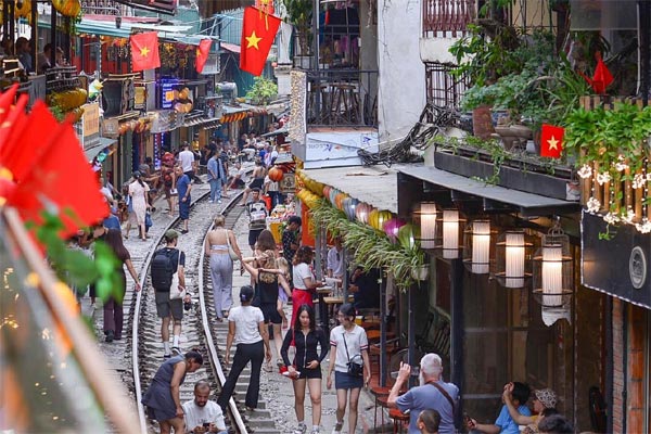 Phố cà phê đường tàu ở Hà Nội là nét độc đáo, hay cung đường cấm?-2