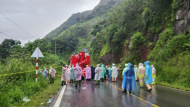 Ô tô rơi xuống vực sâu ở Lâm Đồng, 2 người thương vong-2