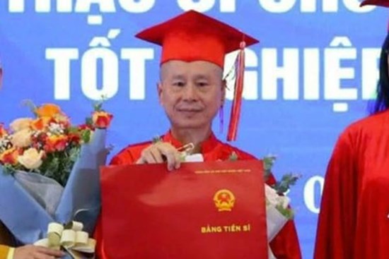 Ông Vương Tấn Việt tự nguyện giao nộp các văn bằng không hợp pháp
