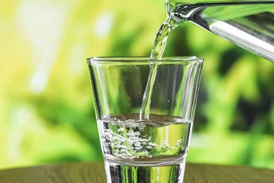 Người phụ nữ trẻ đi cấp cứu sau khi uống 4 lít nước mỗi ngày chữa cảm