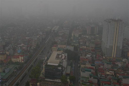Sương mù dày đặc 'nuốt chửng' nhiều nhà cao tầng Hà Nội