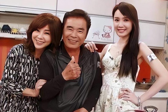 Người đàn ông sống chung nhà với 6 bà vợ, tuổi 70 vẫn cưới thêm vợ trẻ