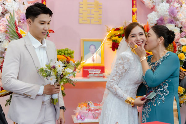 Thấy mẹ chồng đòi làm một việc, nàng dâu miền Tây bật khóc ở trong phòng-3