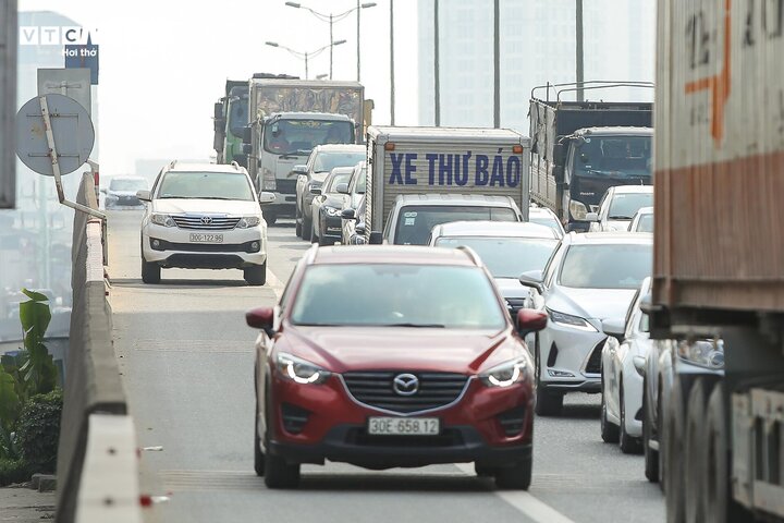 Con tôi bảo: Mình không phải người mông muội nên không đi vào làn khẩn cấp-1