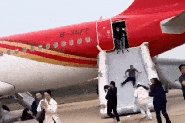 Máy bay phản lực Mỹ lao trúng xe hơi trên đường, 5 người thiệt mạng-2