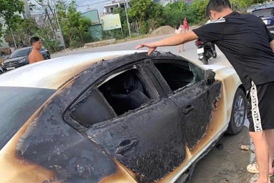 Phân định trách nhiệm vụ Mazda3 cháy khi đậu trên vỉa hè
