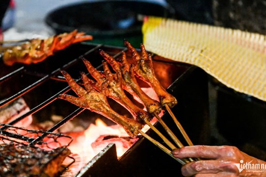 Quán chân gà nướng đắt hàng 29 năm ở Nam Định, khách nguyện ngồi chờ cả tiếng