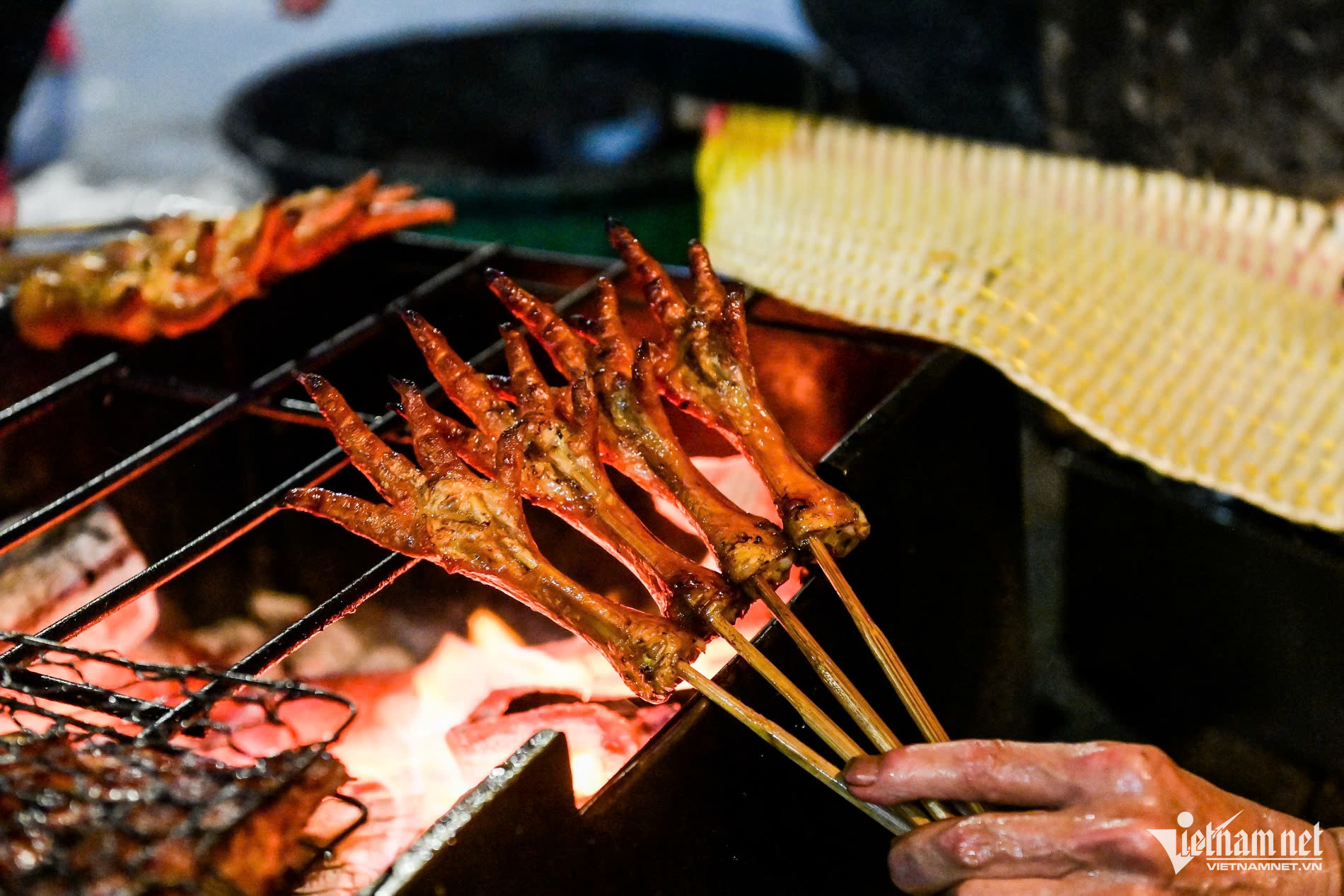 Quán chân gà nướng đắt hàng 29 năm ở Nam Định, khách nguyện ngồi chờ cả tiếng-2