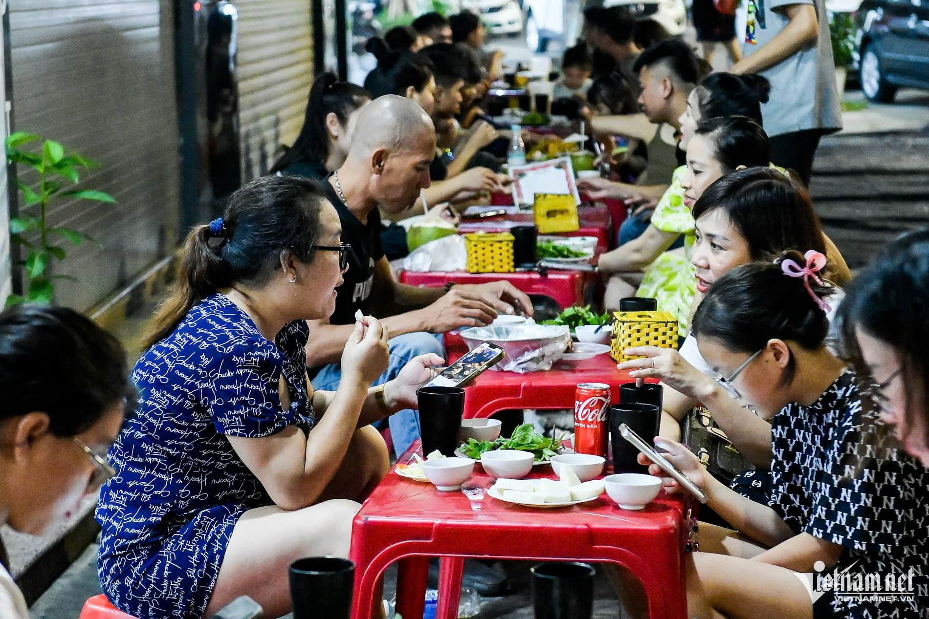 Quán chân gà nướng đắt hàng 29 năm ở Nam Định, khách nguyện ngồi chờ cả tiếng-3