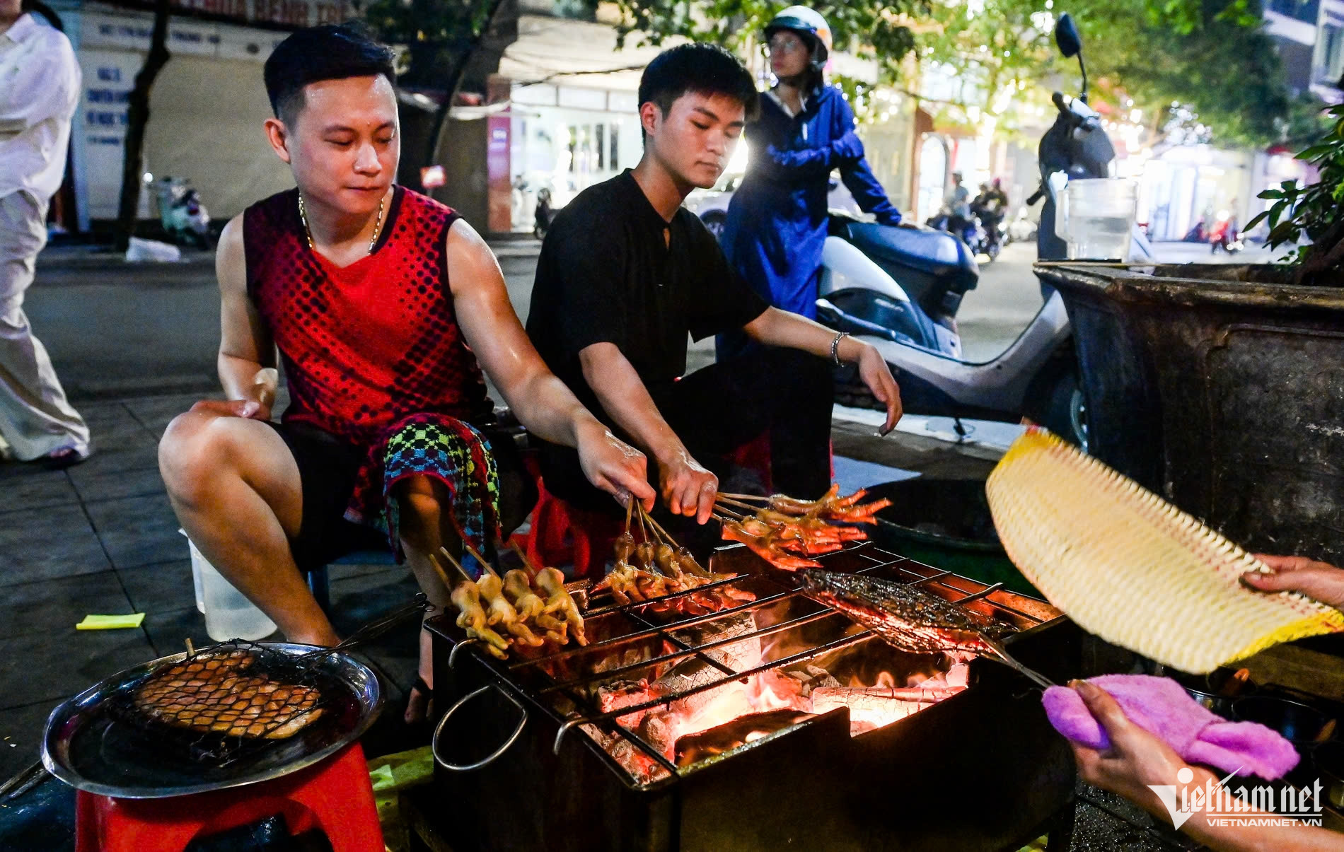 Quán chân gà nướng đắt hàng 29 năm ở Nam Định, khách nguyện ngồi chờ cả tiếng-5