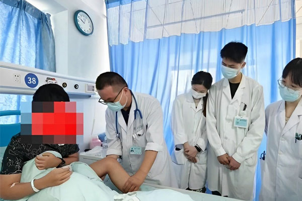 Người giao hàng ngất xỉu trên đường, bác sĩ đi ngang qua ứng cứu thần tốc-3